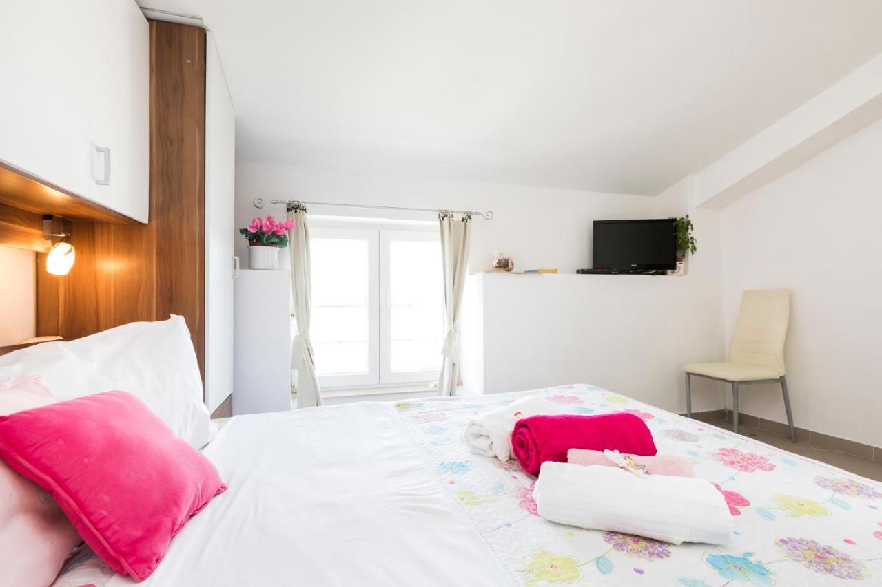 Apartmani I Soba Roberto I Mirjana Valun Bagian luar foto
